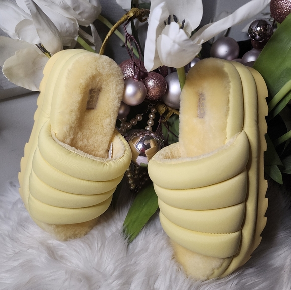 UGG BANANA YELLOW MAXI SHEEPSKIN PLATFORM Women SANDALS size8 new - Picture 1 of 8